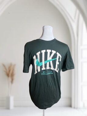 Nike Dept of Sports & Recreation Graphic T-Shirt Varsity Arch Small